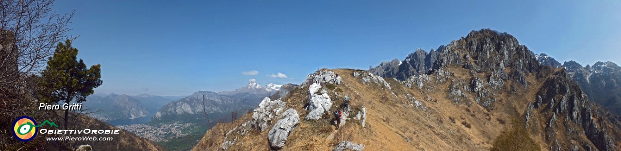 38 Pan. sulla Cresta di Giumenta con sbirciata su Lecco.jpg